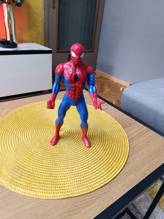 Екшън фигурки на герои.