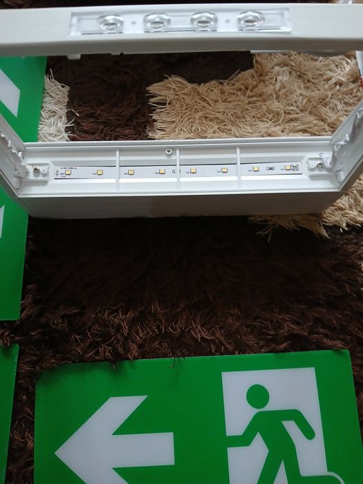 Vând indicator de iesire de urgenta nou