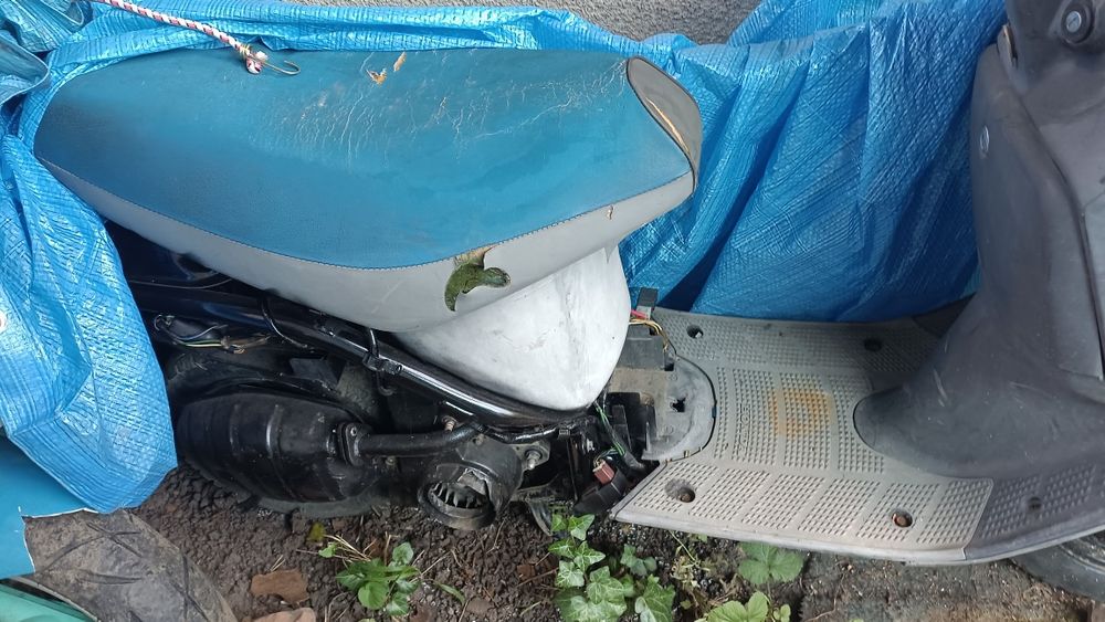 Doar la pachet amindoua 2scutere honda și Suzuki trebuie aranjate preț fix anunț  amindoua  nu schimb Campina
