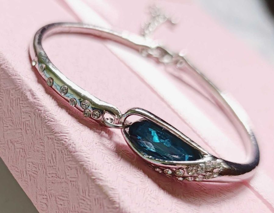 Нова, сребърна гривна. В кутия