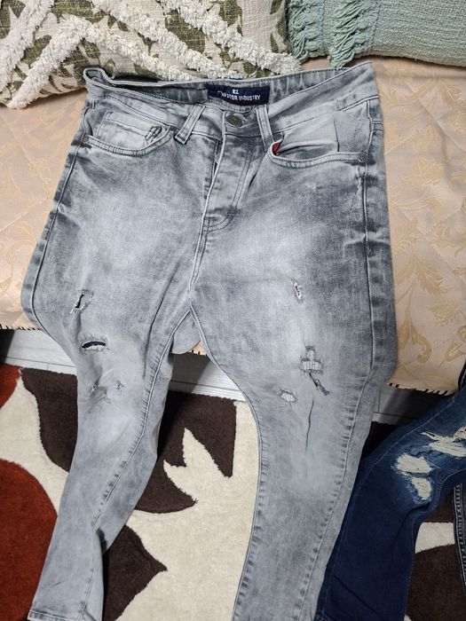 Blugi albi negri albaștri