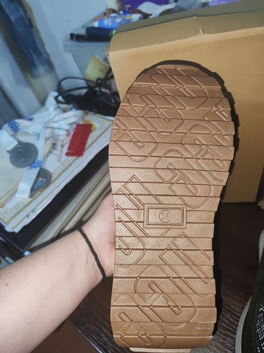 Продам кроссовки UGG