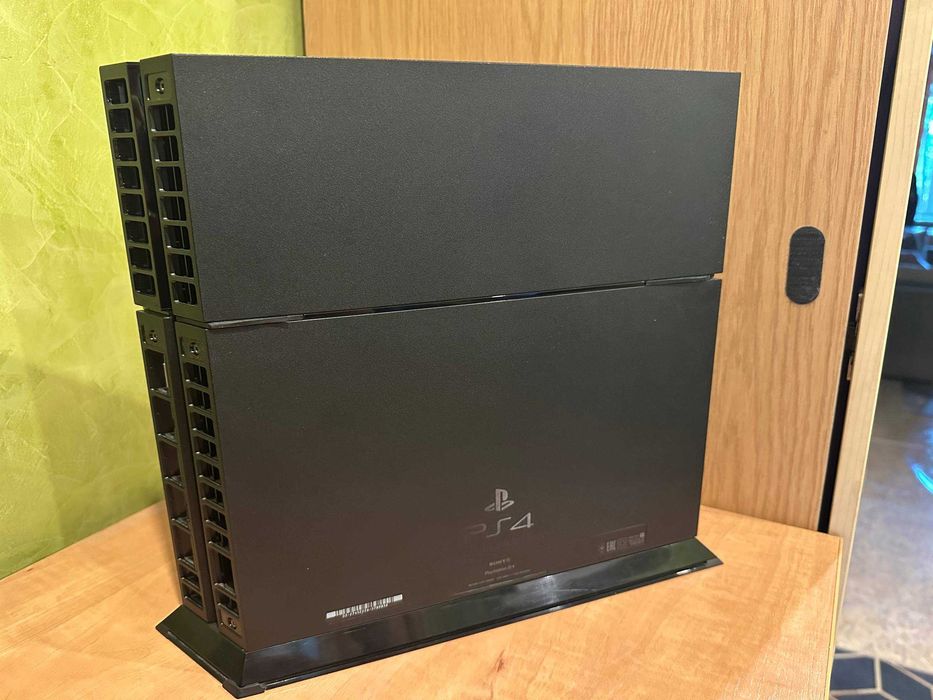 PlayStation 4 (PS4) 500GB + 2 геймпада