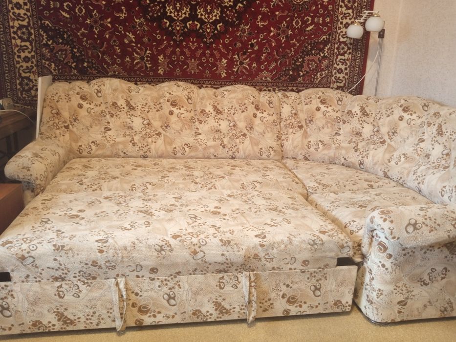 Продаю угловой диван б/у.