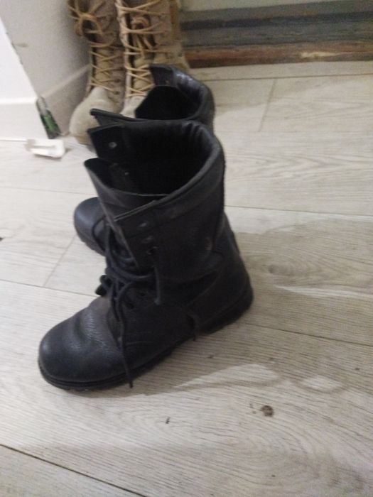 Берцы, на осень весну самое то.