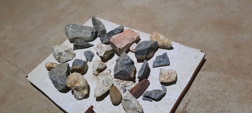 Akvariumga solishga tosh sotiladi