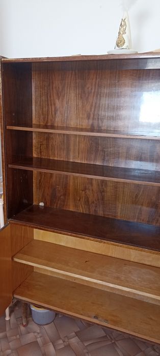 Старый школьный шкаф