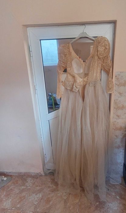 Продавам официални рокли