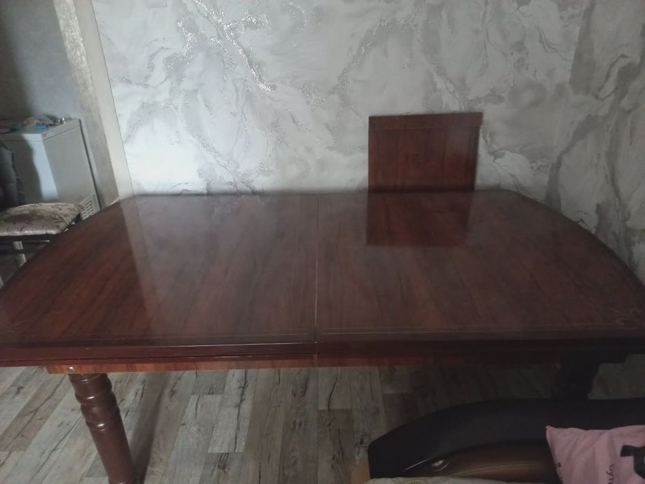 Продаём стол для гостиный