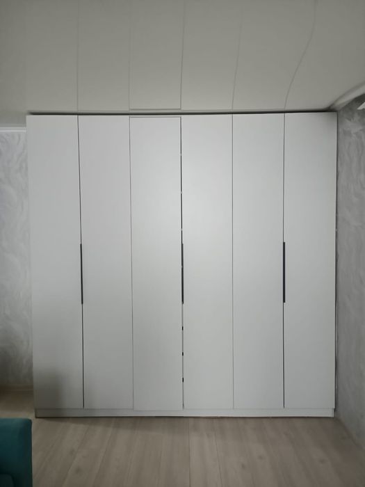 3 секционный шкаф в хорошем состоянии. В сером цвете.