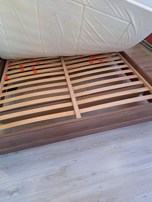 Спалня с нов матрак и нощни шкафчета