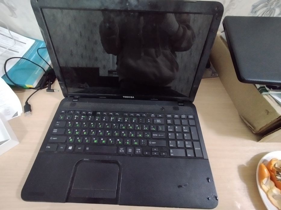 Noutbuk Toshiba Kelishiladi  xolati yaxshi zaryadchigi bilan