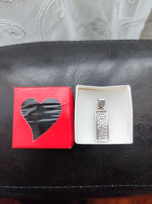 Сребърна висулка със цветен седеф.