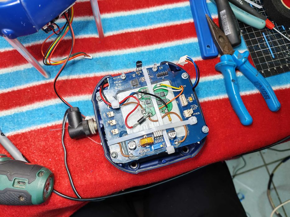 Realizez acumulatori li ion, repar scule, electronice.