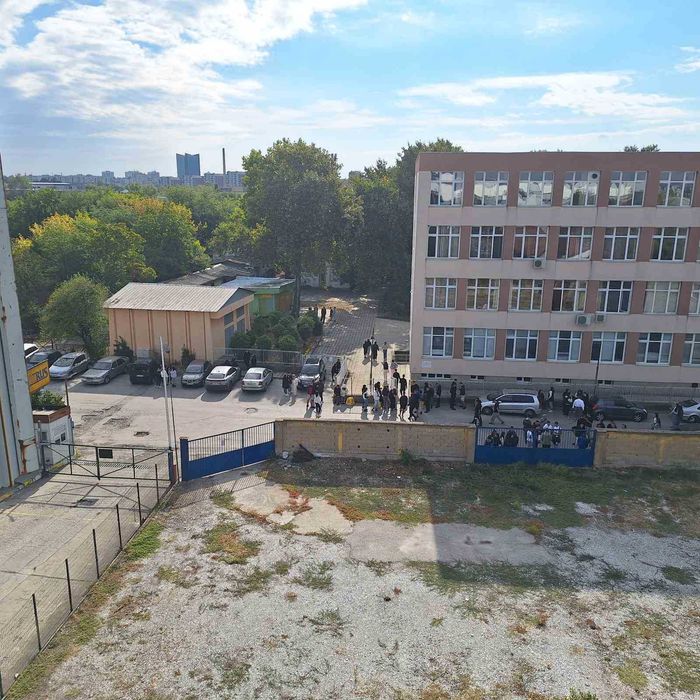Давам под наем място подходящо за паркинг, склад и различен вид бизнес дейност