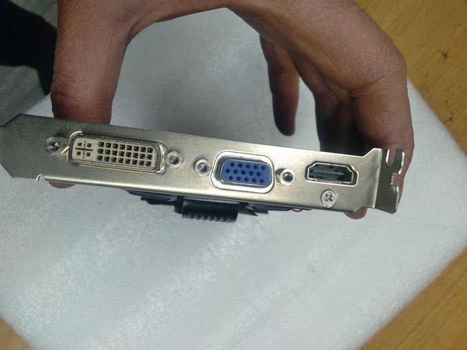 ASUS NVIDIA GeForce 9500 GT 1ГБ DDR2.рабочая