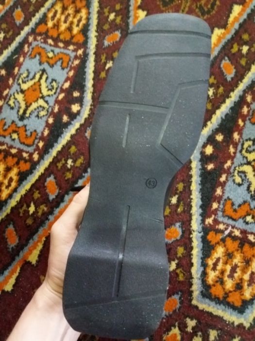 Продаю женские ботинки