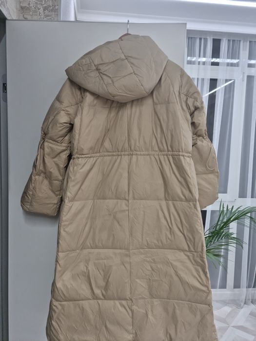 Пуховик бежевый длинный