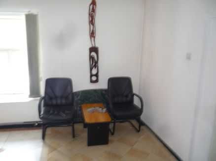 Casa cu trei camere  la curte de inchiriat.