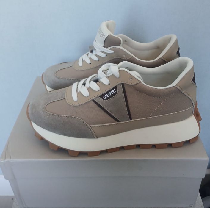 Продам кроссовки новые