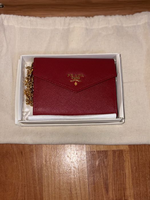 Portofel Prada cu strap pentru incheietura