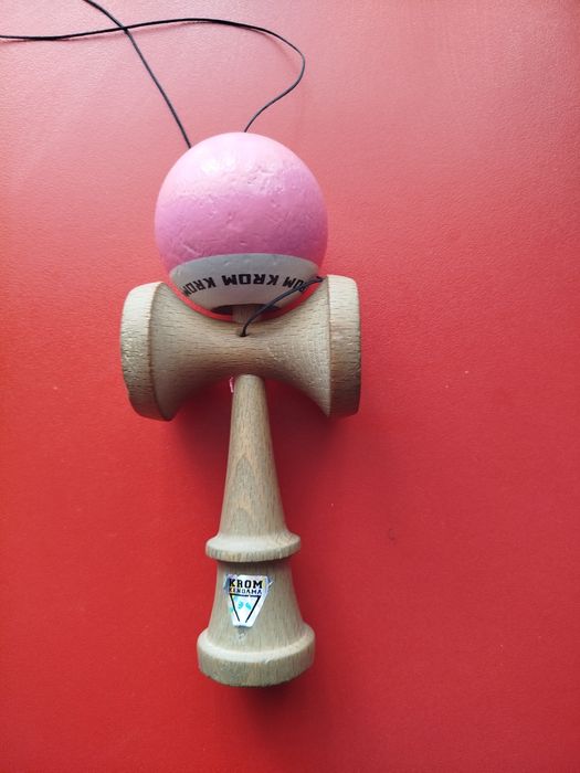 vând kendama krom pop roz