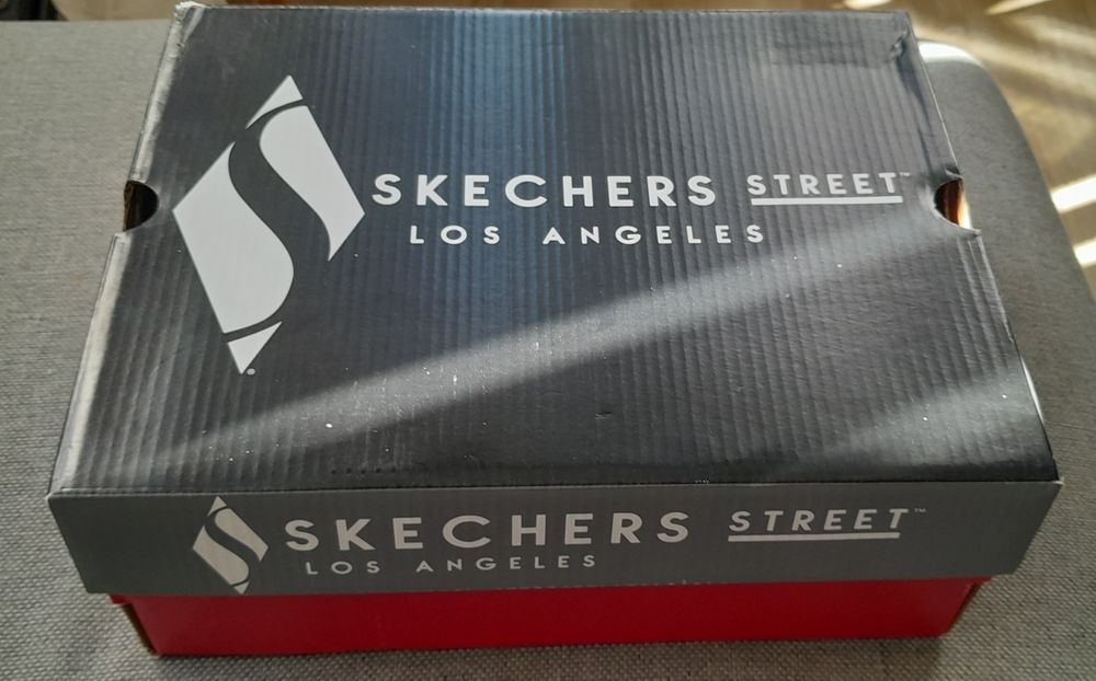 Skechers
Сникърси QUICK STREET 405639L BKW Черен
Цвят: Черен