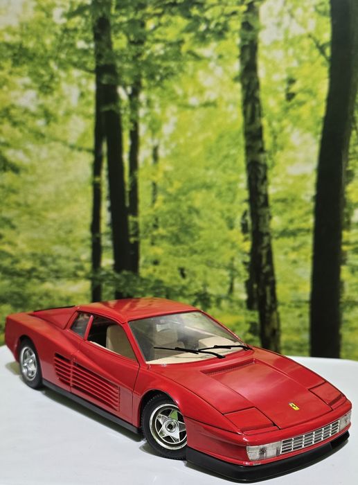 Ferrari Testarossa 1:18 Burago
parbriz zgâriat puțin,