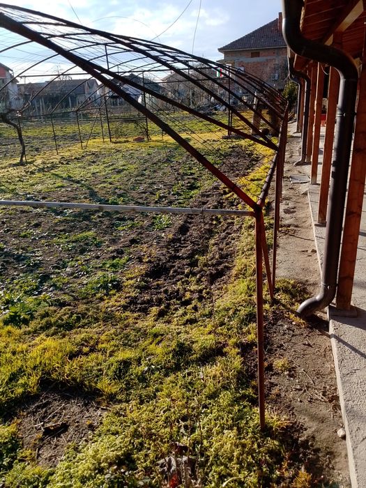 Дом и градина оранжерия Добро състояние12.м. дълга 6 м широка висока 3