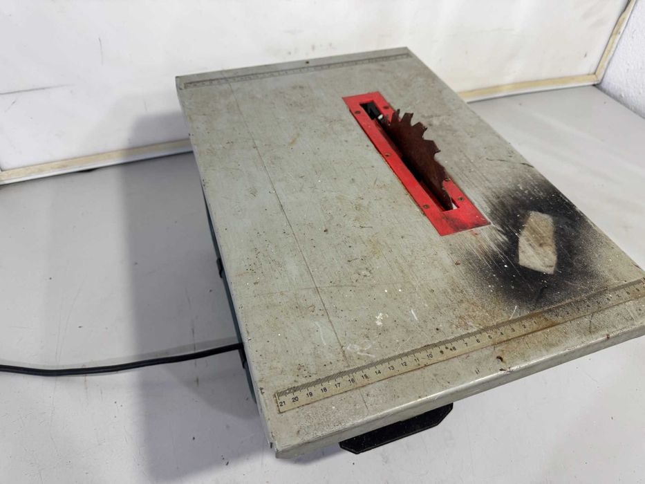 Циркуляр за дърво - 600 W / 200мм