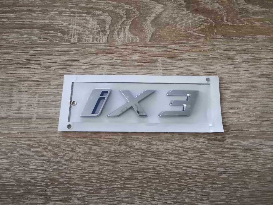 сребриста емблема BMW iX3