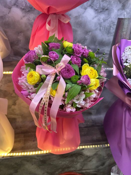 toshkent gullari Atirgul oq qizil roziviy tabiy buket