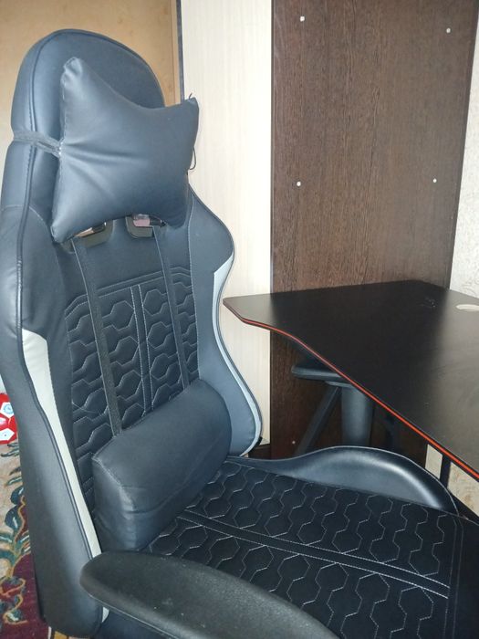 Компьютерный стол и кресло.