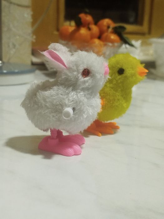плюшевые заводные игрушки в виде цыпленка и кролика.