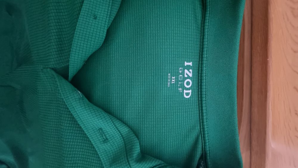 Vând 2 tricouri verzi, material sintetic, stil Polo/Golf