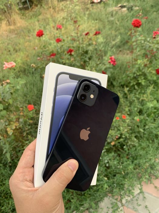 iPhone 12 black.
