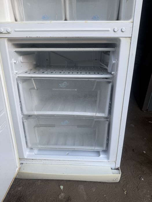 Продам холодильник Indesit
