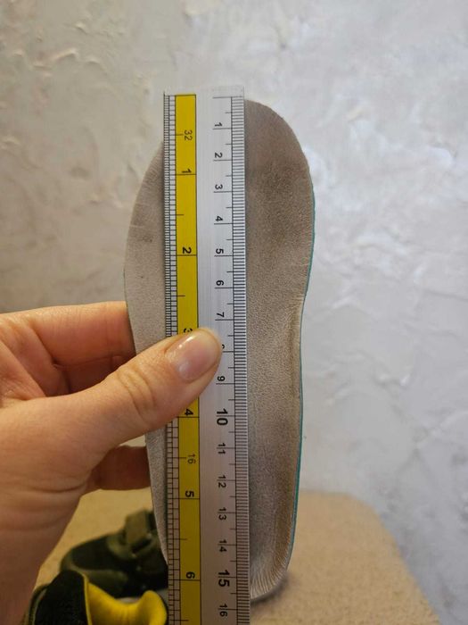 Продам детские кроссовки