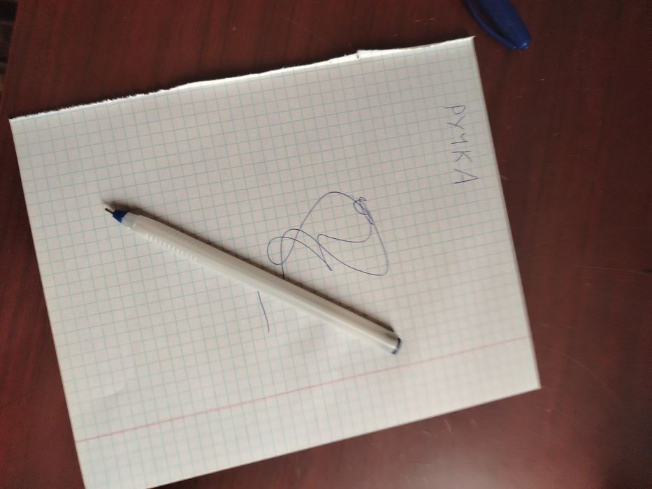 Белая шариковая ручка с синим колпачком — надёжность, проверенная врем