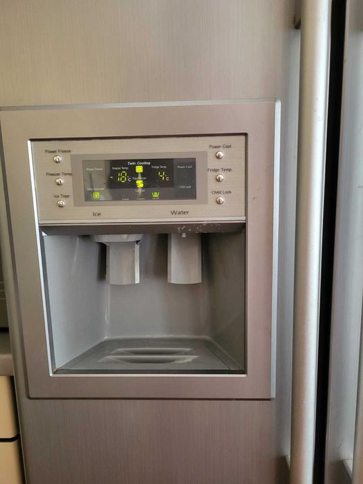 Хладилник § фризер Samsung с 2 врати и диспенсър за лед и вода