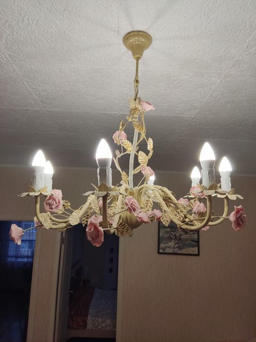 Продам люстру "Роза" на 8 ламп.