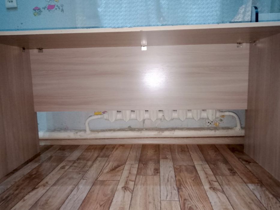 Продаётся письменный стол с тумбочкой.