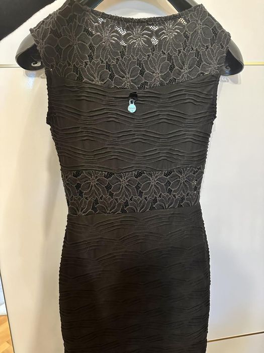 Елегантна рокля на марката Guess