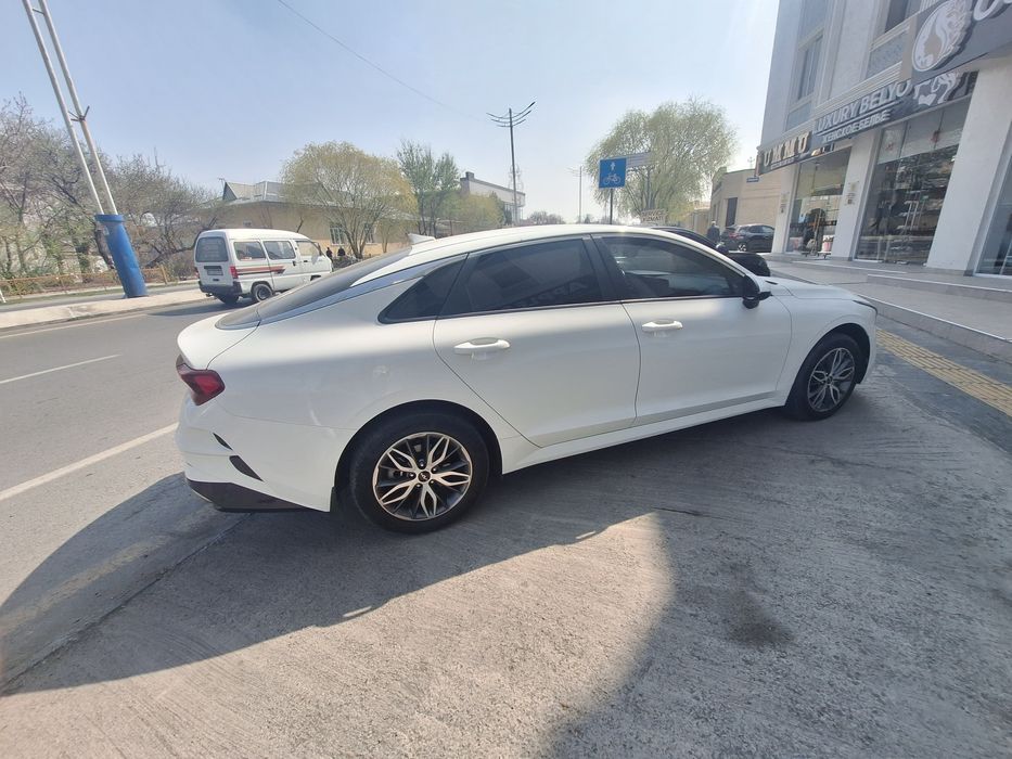 KIA K5 белый идеальное состояние своя машина
