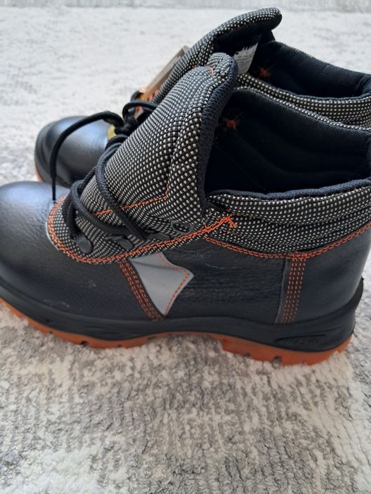 Продаются ботинки