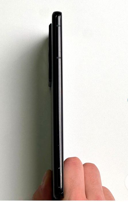 Samsung s21 ultra rangi qora iwlashi zor telga javob aybi umuman yoq .