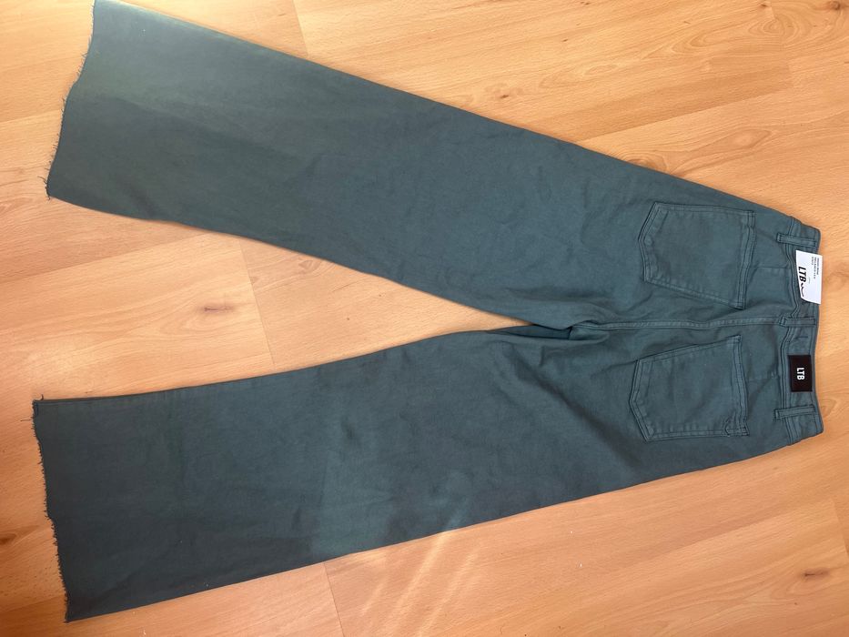 Тъмно зелени дънки с етикет