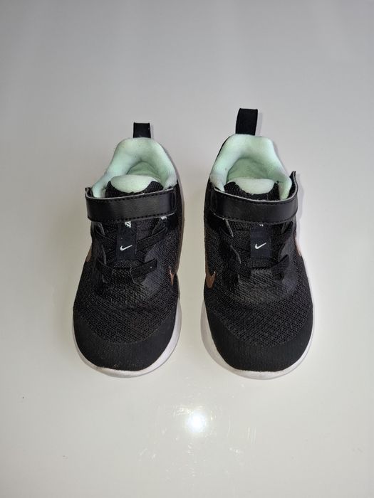 маратонки Nike Revolution номер 23.5