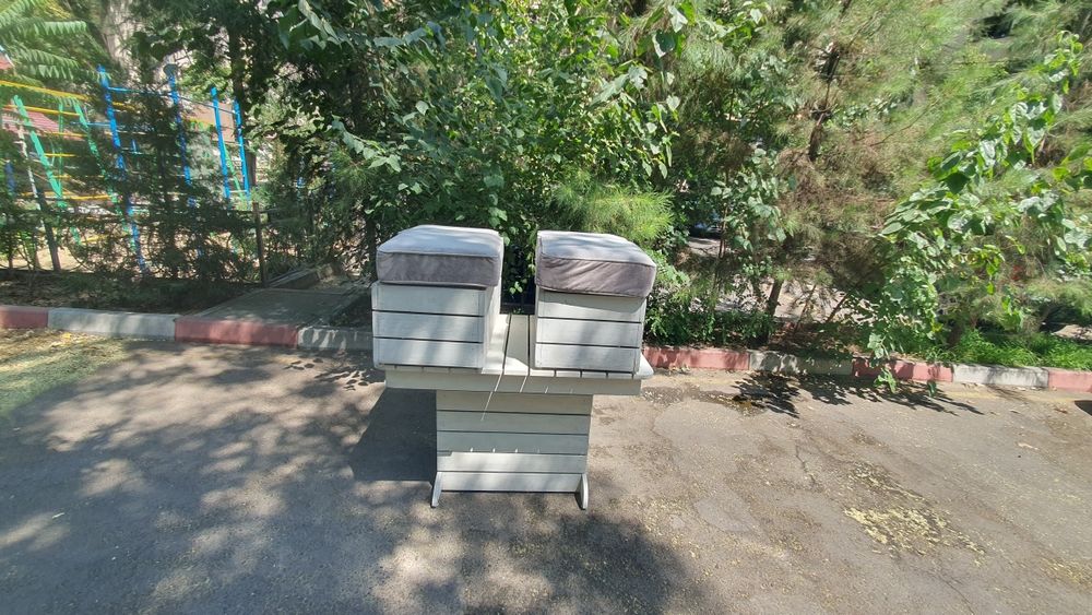 Продам Комплект Стол и Табурет. С мягким основанием.
