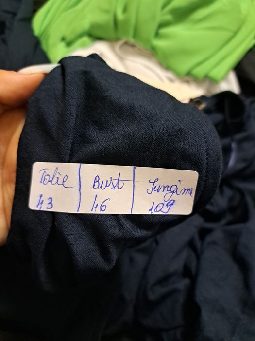 Rochie de damă cu detaliu la mijloc